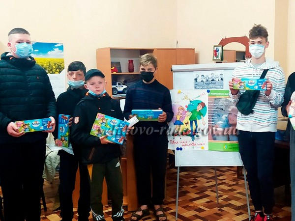 В Селидово по случаю Дня защиты детей вручили подарки детям