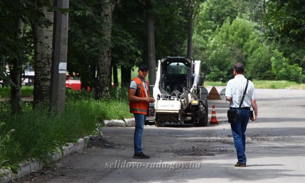 В Селидово продолжается ямочный ремонт дорог
