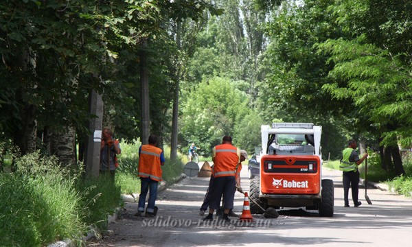 В Селидово продолжается ямочный ремонт дорог