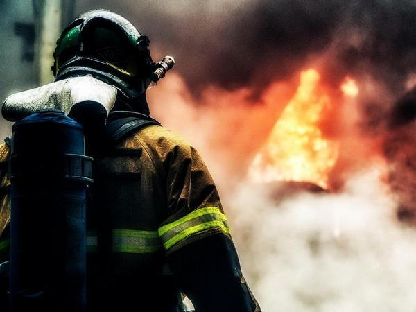 Чтобы погасить горящую пристройку в Покровске понадобилось 9 спасателей