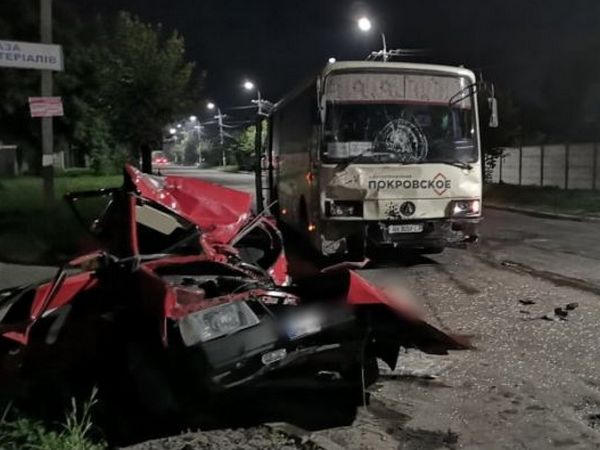 Шокирующее ДТП в Покровске с участием двух автомобилей и автобуса: два человека погибли, трое — травмированы
