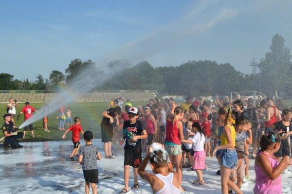 В Новогродовке для детей устроили водный праздник
