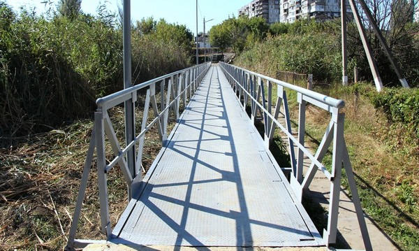 В Селидово открыли новый современный пешеходный переход через реку