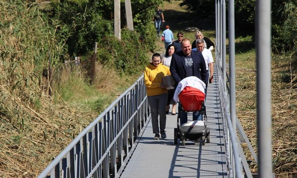 В Селидово открыли новый современный пешеходный переход через реку