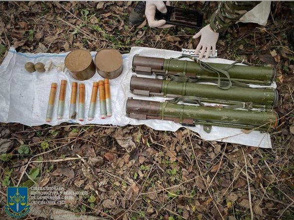 У жителя Кураховки обнаружили тайник с гранатами, гранатометами и другим оружием