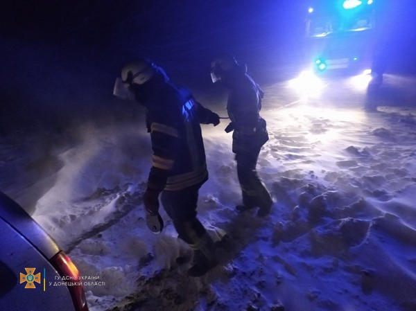 Из-за непогоды в Селидовской громаде автомобили массово застревают в снежных заносах