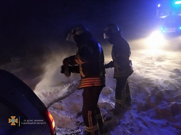 Из-за непогоды в Селидовской громаде автомобили массово застревают в снежных заносах