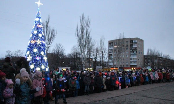 В Селидово торжественно открыли главную новогоднюю елку