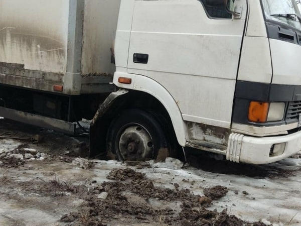 В Селидово и Новогродовке спасатели оказывают помощь водителям грузовиков, которые стали заложниками непогоды