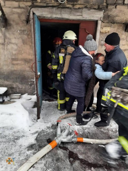На пожаре в Новогродовке удалось спасти троих людей