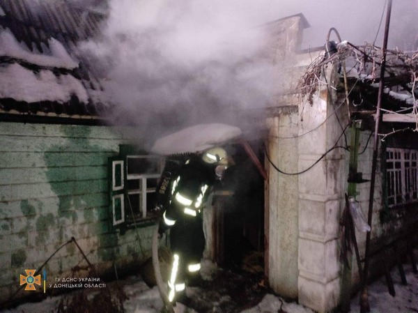 Понадобилось 10 спасателей, чтобы погасить горящий дом в Покровске: погиб мужчина