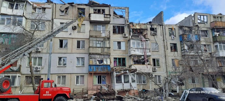 Ворожа ракета влучила у багатоповерхівку в Покровську: 12 поранених, ще є люди під завалами