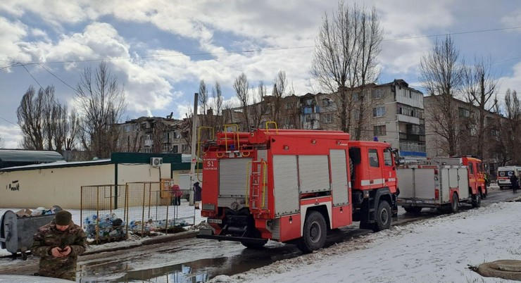 Ворожа ракета влучила у багатоповерхівку в Покровську: 12 поранених, ще є люди під завалами