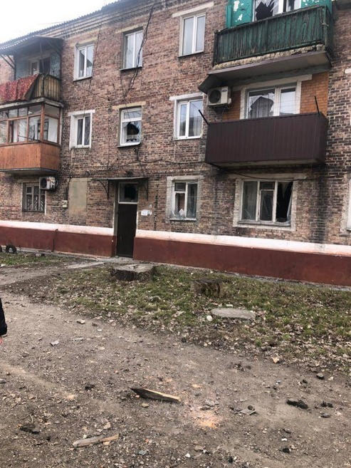 Обстріл Українська з “Урагана”: загинула жінка, пошкоджено багатоповерхівки