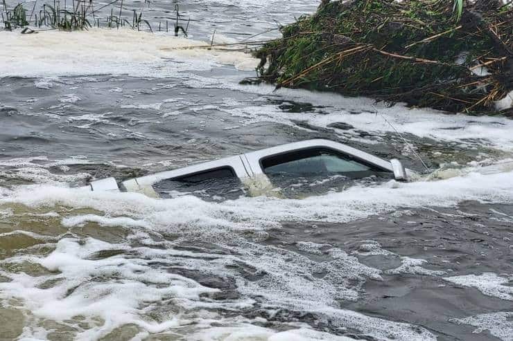 В Новогродівській громаді позашляховик Nissan Navara потонув у річці