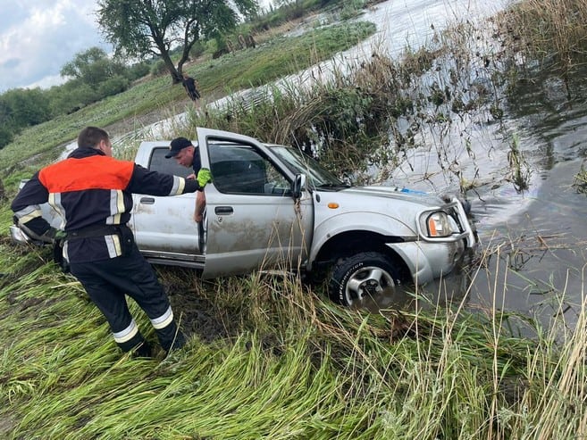 В Новогродовской громаде внедорожник Nissan Navara утонул в реке