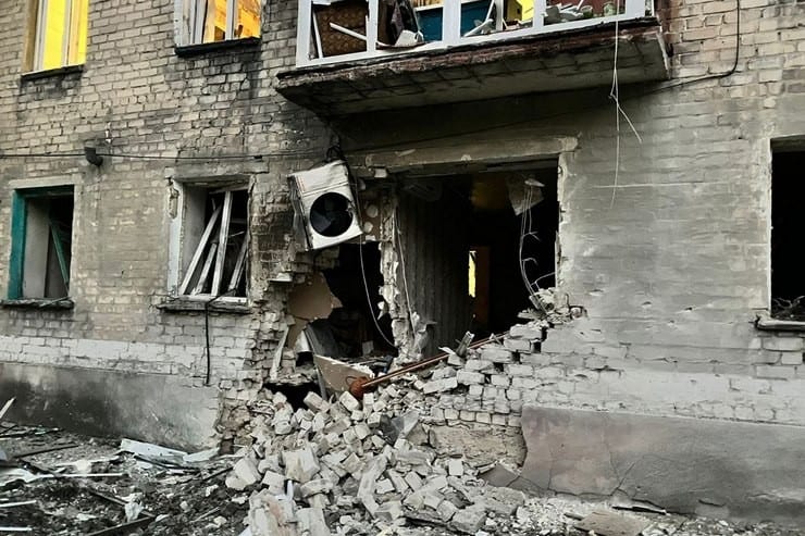Селидовская громада подверглась комбинированному обстрелу: повреждены многоэтажки, частные дома и учебные заведения