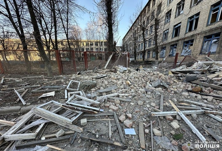 Обстрел центра Селидово 4 ракетами С-300: разрушено учебное заведение, многоэтажки и админздания