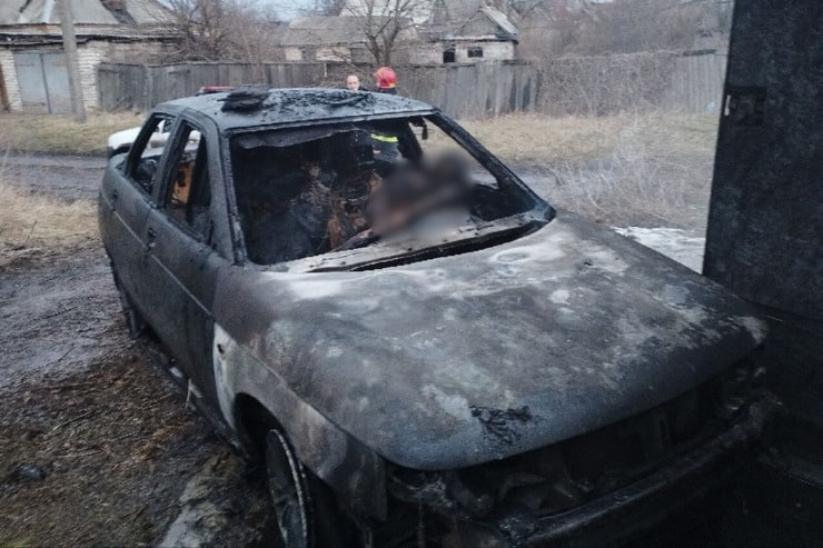 В Селидівській громаді в згорілій автівці виявили тіло людини