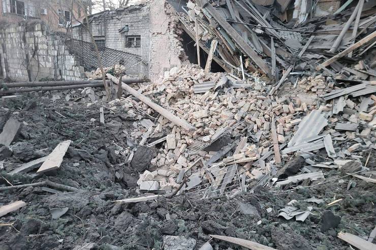 Селидове обстріляли 2 ракетами “С-300”: зруйновано адмінбудівлю, пошкоджено 8 багатоповерхівок