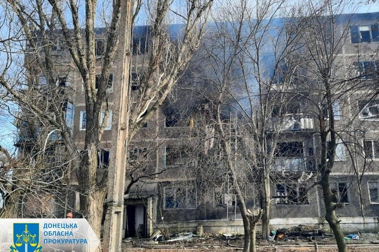 На Горняк сбросили 500-килограммовую авиабомбу: ранена семейная пара, повреждена школа и 5 многоэтажек