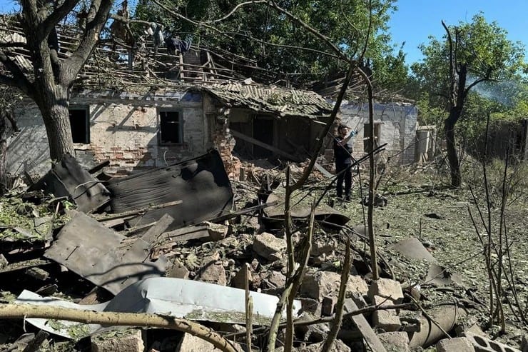 По Селидово нанесен удар авиабомбой: 2 погибших, 3 раненых, повреждены дома и автомобиль