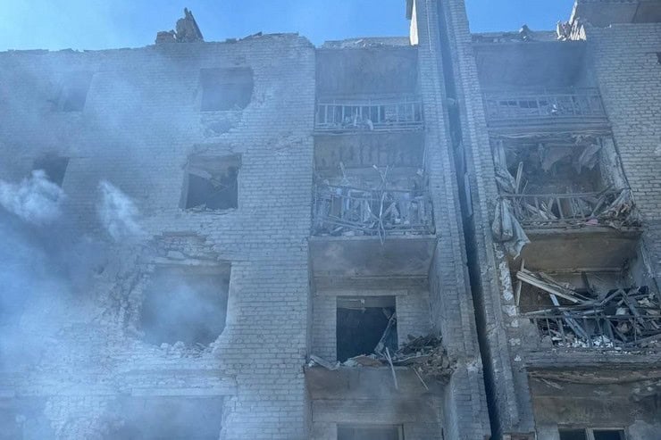 В Селидово 500-килограммовая авиабомба прилетела под многоэтажку: ранены 6 человек, много разрушений