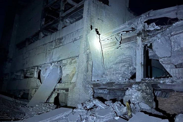 Селидове обстріляли 500-кілограмовою авіабомбою: поранено 1 людину, пошкоджено пожежну частину, будинки, підприємства