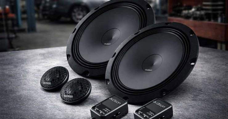 200-мм фронтальні динаміки Audison, твітери та кросовери для Audi A4 B9 на верстаку в автомайстерні