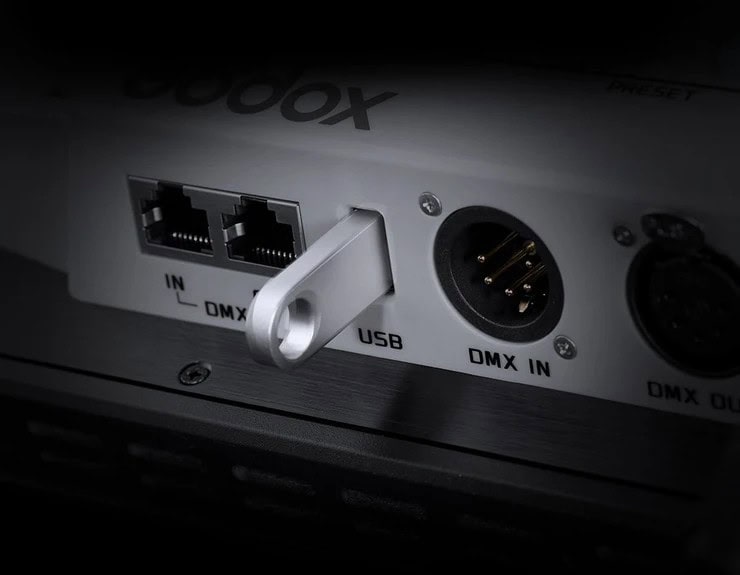 Нижняя интерфейсная панель Godox LD150RS светло-серого цвета с USB-портом, двумя сетевыми разъемами RJ45 и портами XLR 5-pin DMX IN и DMX OUT